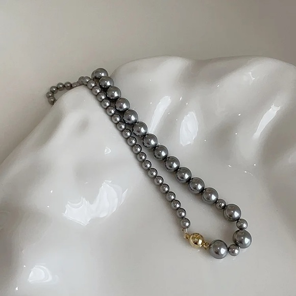 NWT Imitation Grey Pearl Necklace - Picture 1 of 2